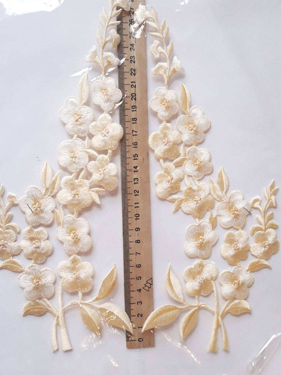 

Аппликации клеевая на одежду Аплікація вишивка клейова "Квіти на гілці" , 28 см. ванільна 0365. Ціна за, Бежевый