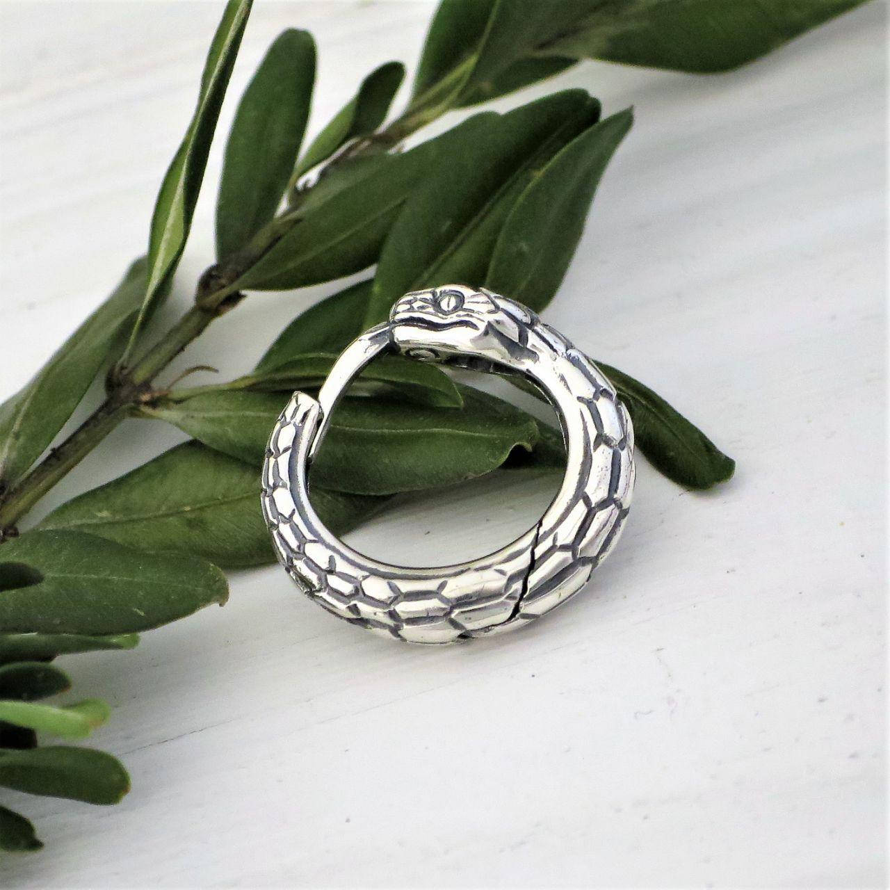 

Серьга уроборос серебро - средний размер - универсальная