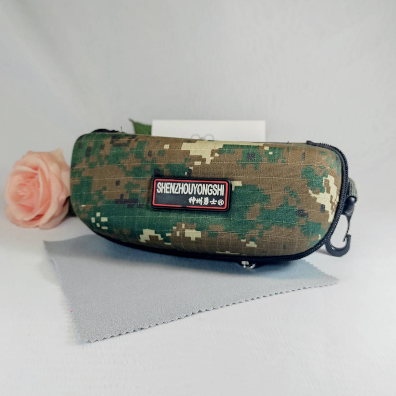 

Жесткий чехол на молнии с карабином, Коричневый