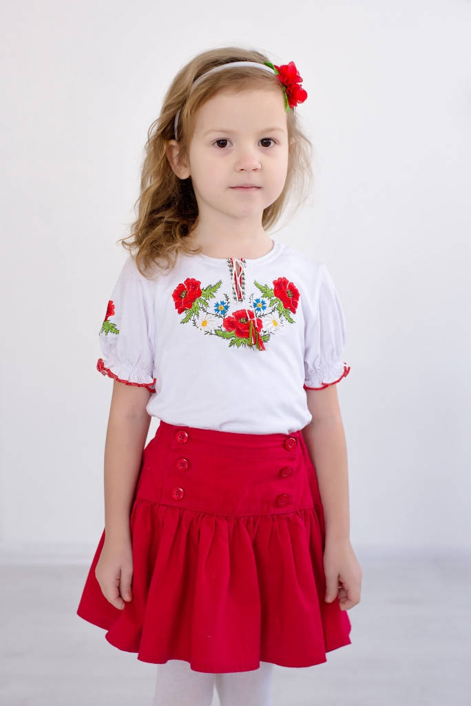 

Вышитая футболка для девочки Маки красные