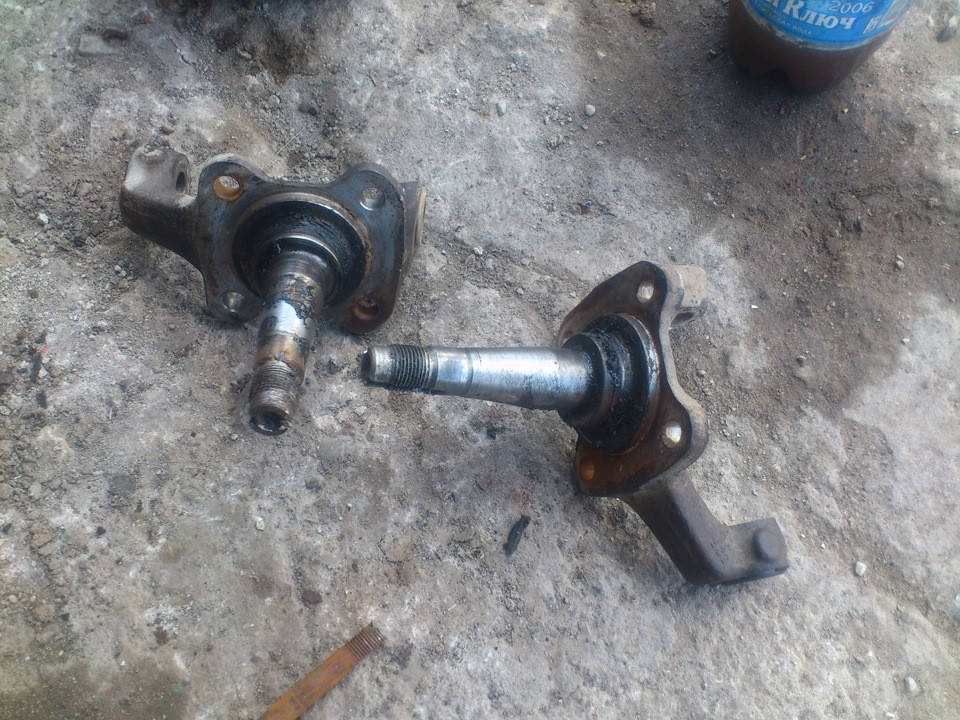 

Кулак поворотный правый ВАЗ 2101 2102 2103 2104 2105 2106 2107 цапфа поворотная бу