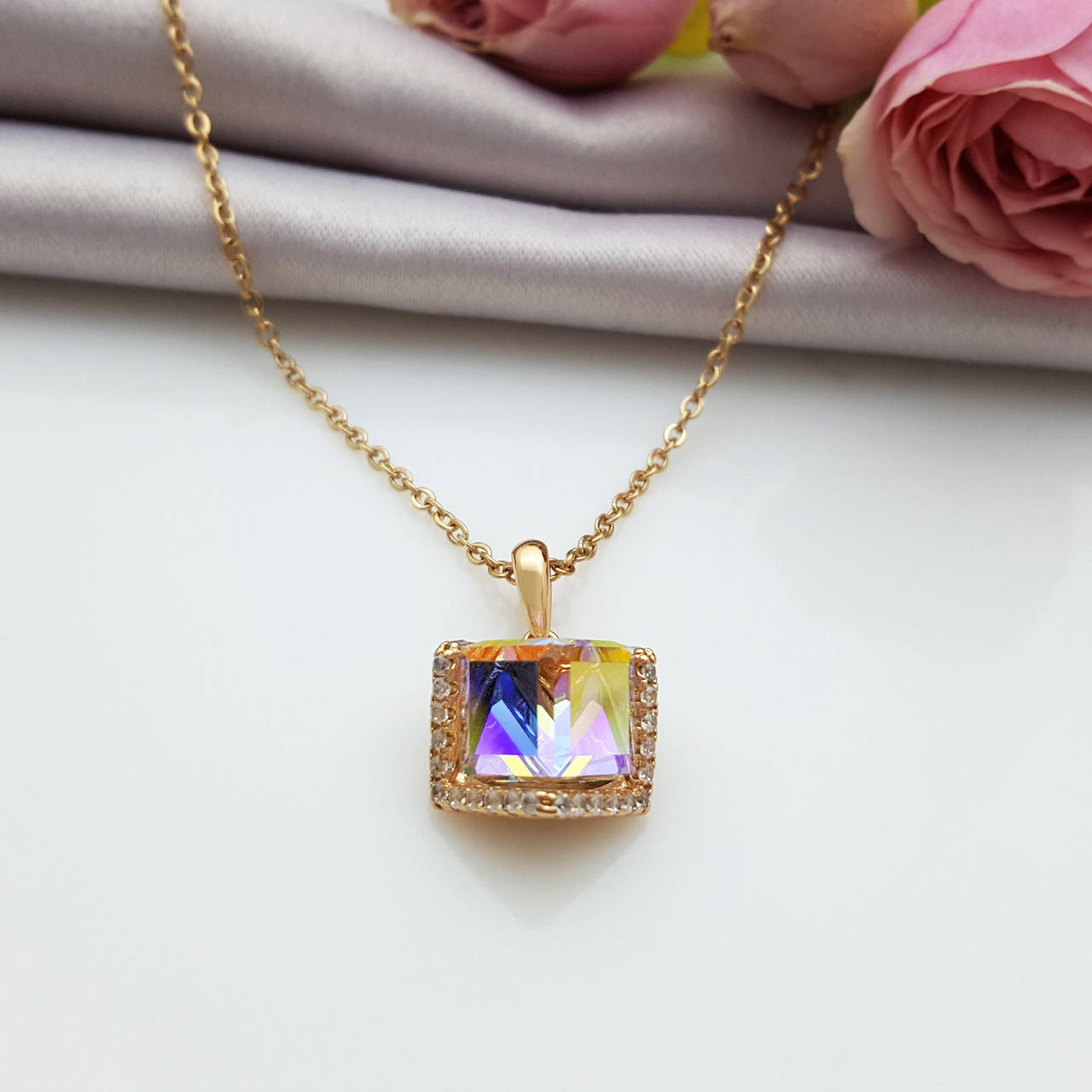 

Подвеска "Куб" с зеркально-голубым Swarovski, р.41-46, Xuping, медсплав