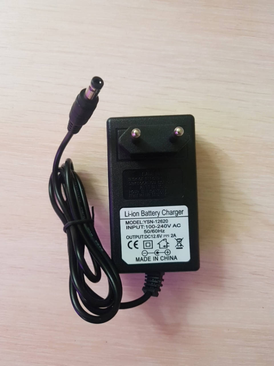 

ЗАРЯДНОЕ YSN-12620 ДЛЯ LI-PO, LI-ION 12.6 V 2 A 5.5x2.5mm