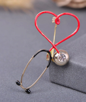 

Брошь брошка знак врач доктор фонендоскоп стетоскоп золотистый красное сердце слушалка медсестра