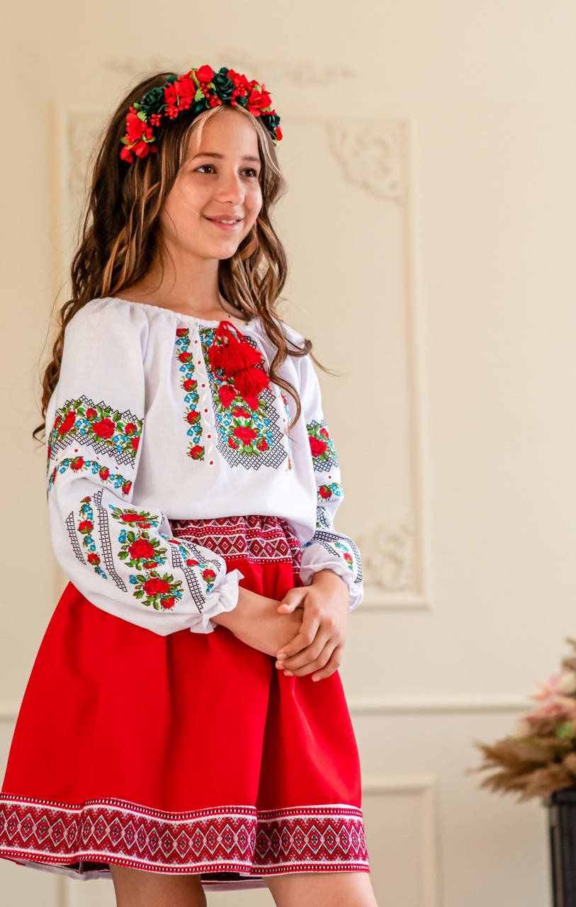 

Вишиванка для дівчинки Чарівниця червона