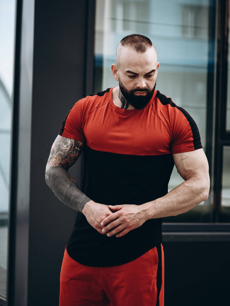 

Мужской костюм футболка и шорты с лампасами Красный, XL