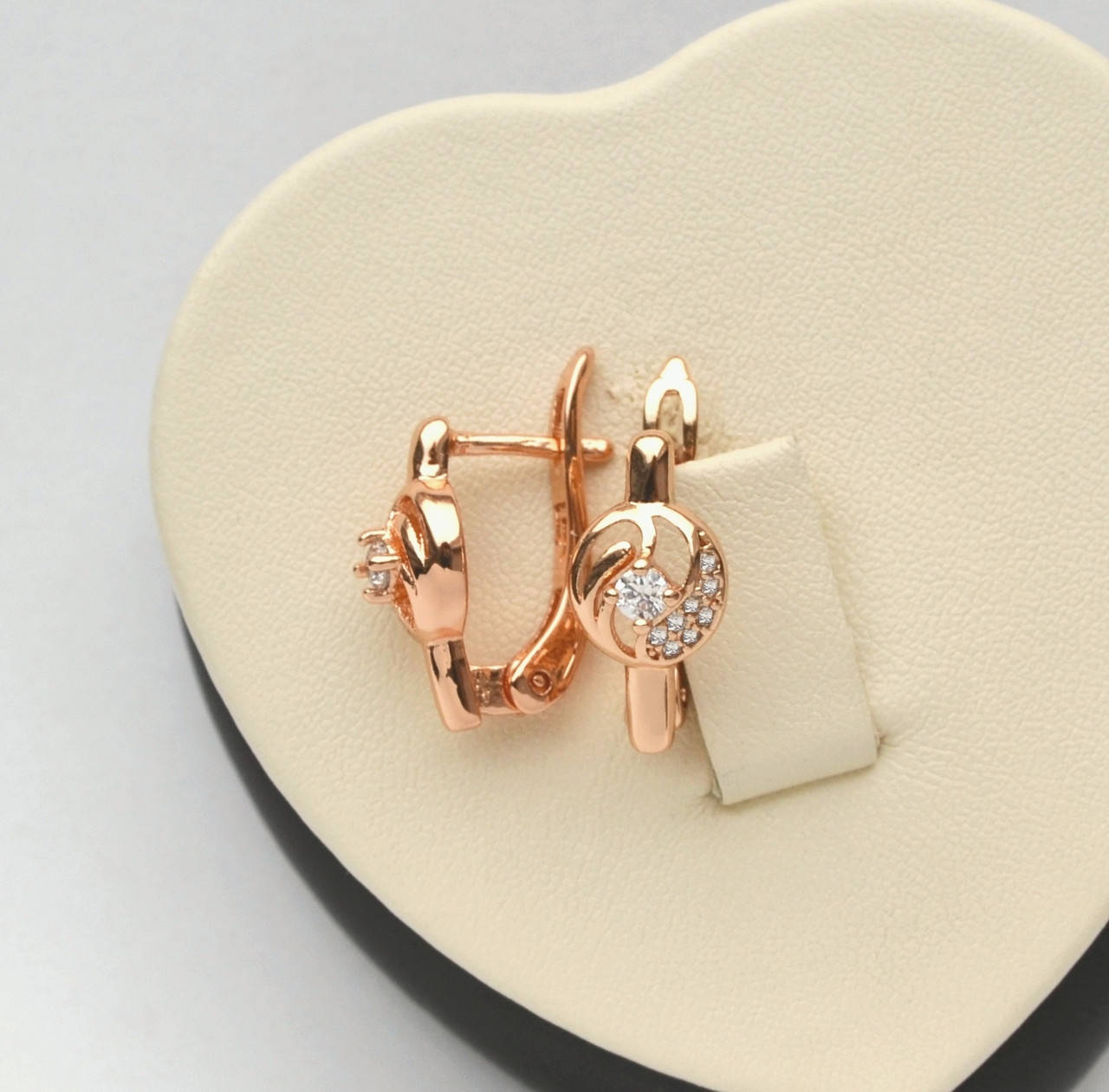 

Серьги с белыми кристаллами покрытие розовым золотом 18к.