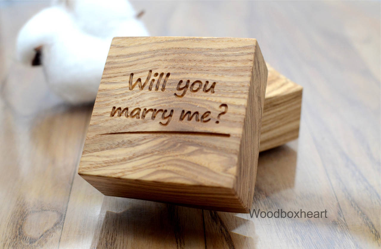 

Деревянная коробочка для помолвочного кольца