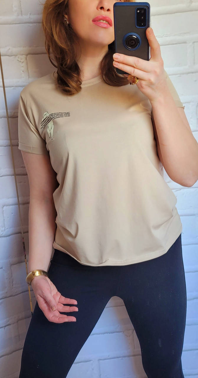 

Женская футболка бежевая батал котоновая с небольшим рисунком на груди рукава с отворотом свободная оверсайз, Бежевый