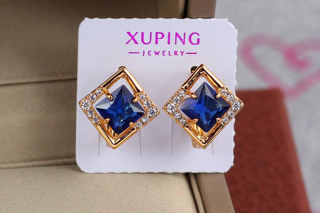 

Серьги Xuping Jewelry ромбик фианиты по бокам с синим камешком 1.4 см золотистые