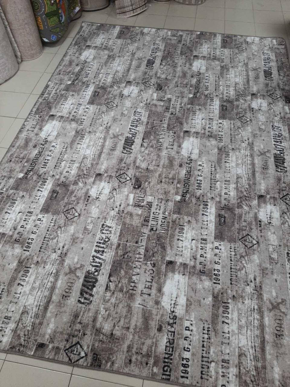 

Ковер на войлоке "принт" бежево-серый "газета" 1,5 х2 м.