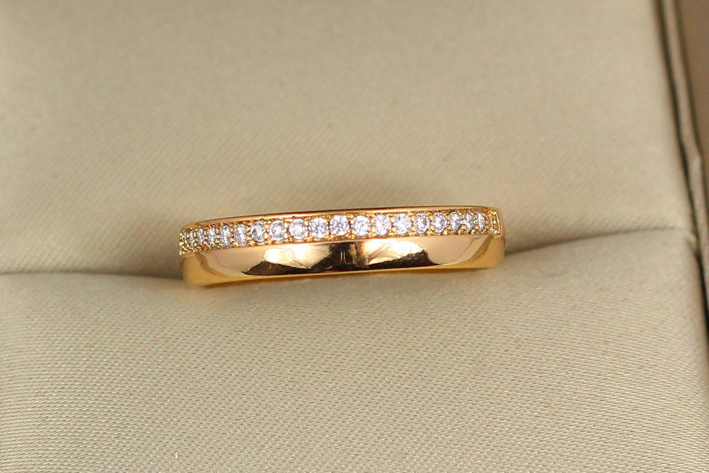 

Обручальное кольцо Xuping Jewelry с камнями 4 мм 19,20,21 р золотистое 20