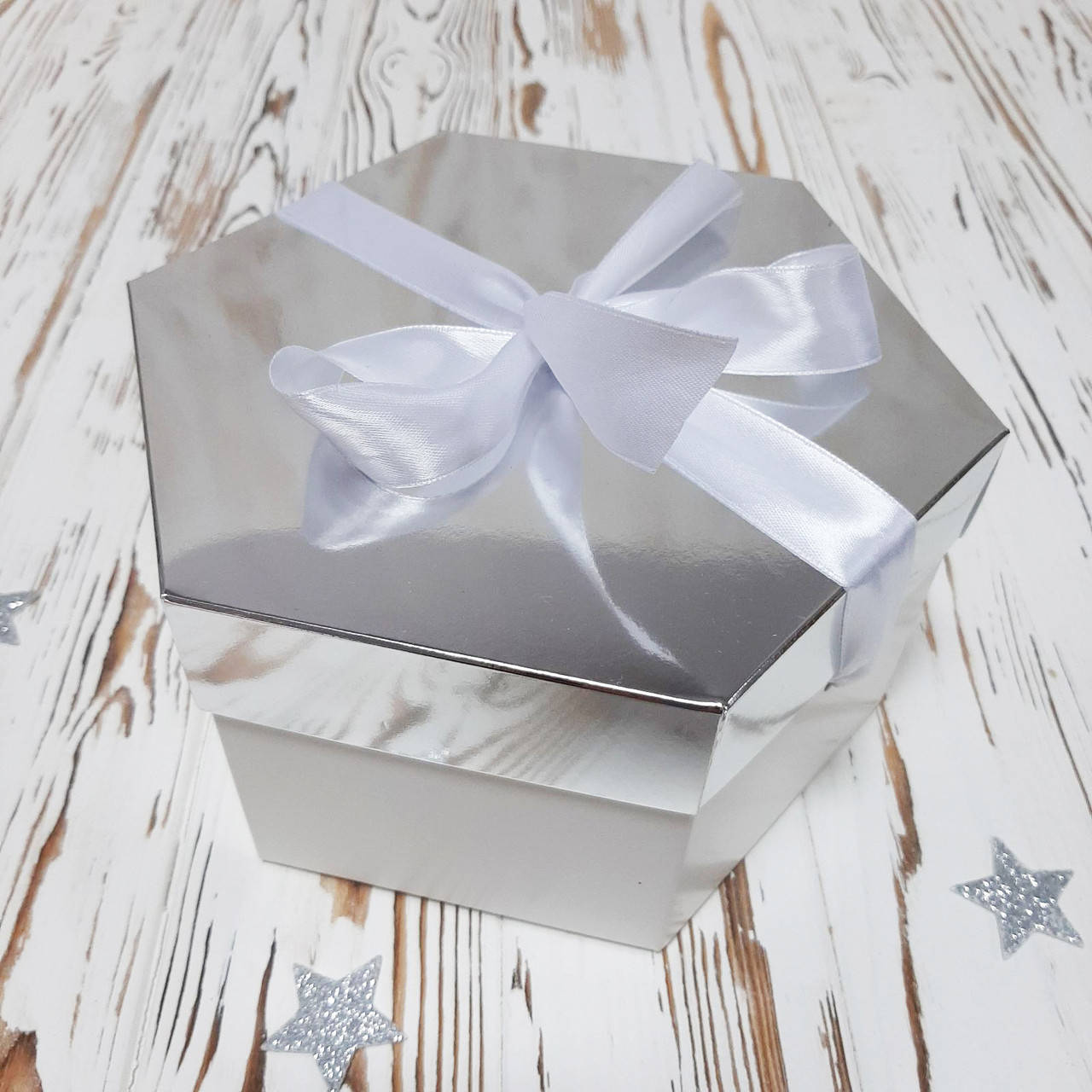 

Коробка 170х200х100 мм з бантом біло-срібна., Серебристый