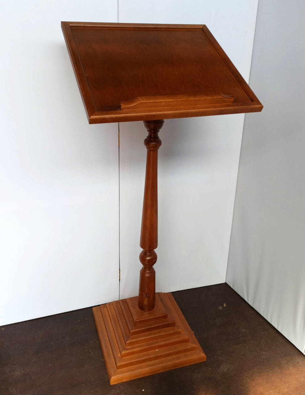 

Алтарный деревянный аналой для храма