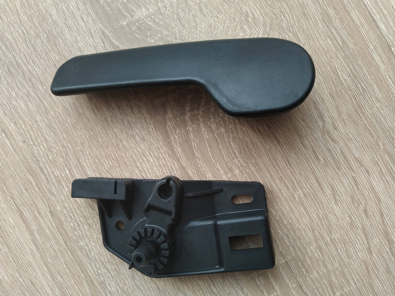 

Механізм відкриття капота (ОРИГІНАЛ) VW POLO GOLF / SKODA OCTAVIA 2 SUPERB FABIA YETI / SEAT LEON 1J1823633A