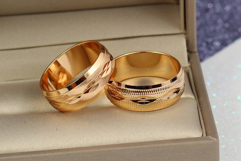 

Обручальное кольцо Xuping Jewelry граненый рисунок капелька 8 мм р 16,17,18,19,20,21,22 золотистое 21