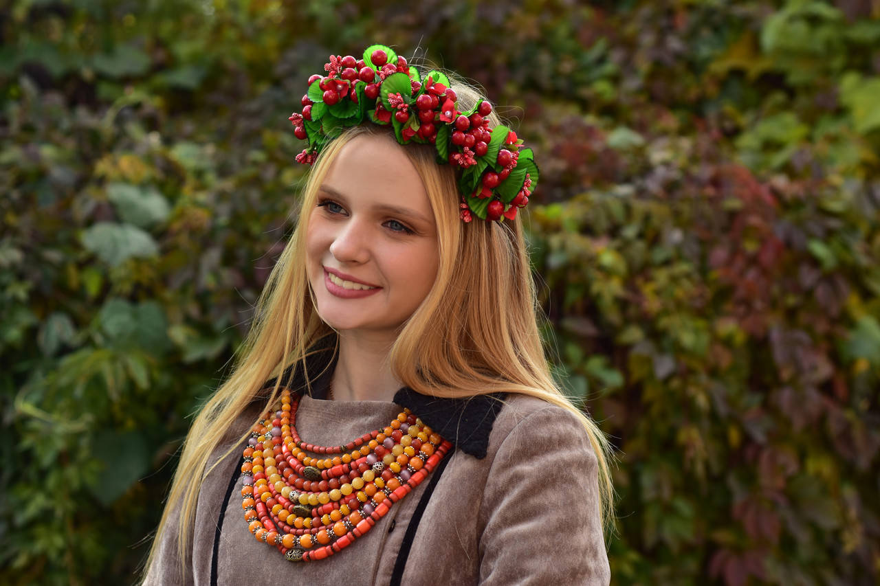 

Современный женский веночек на обруче с цветами № 1227