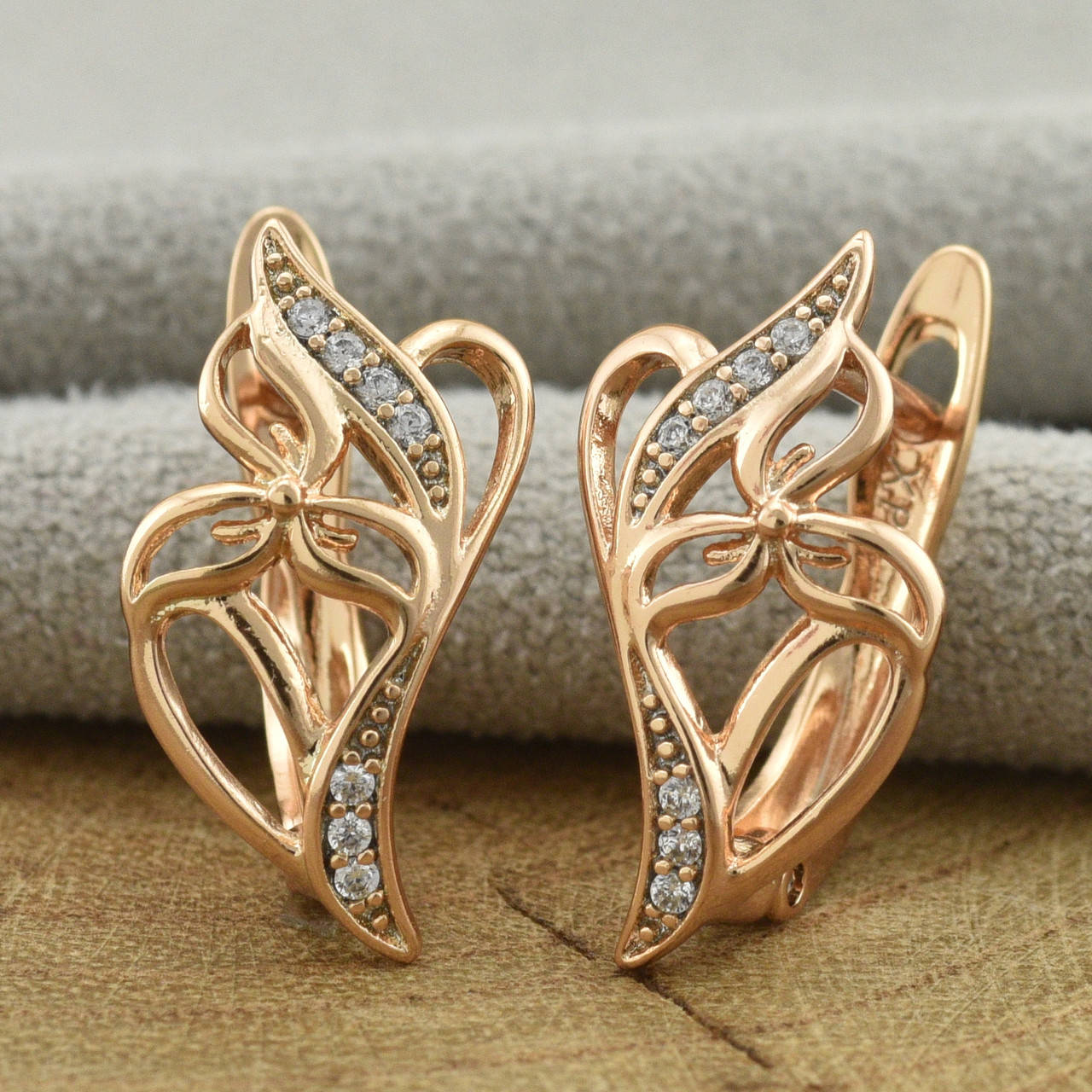 

Серьги Xuping 35199 размер 18х9 мм белые фианиты вес 1.8 г позолота 18К