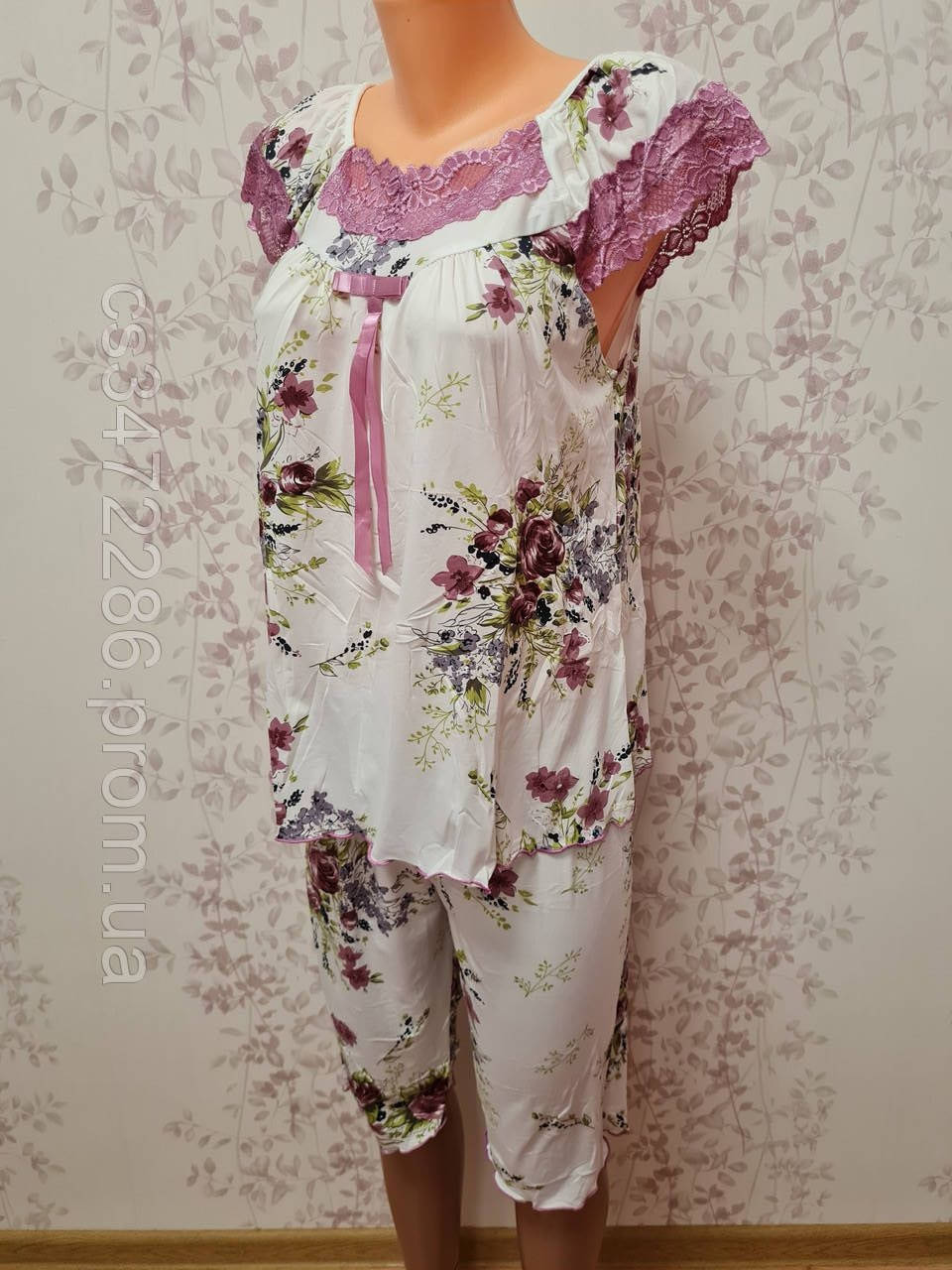 

Стильная пижама: футболка + бриджи.