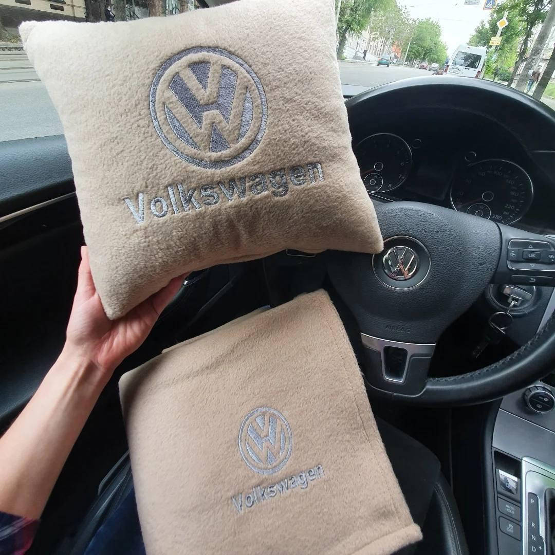 

Плед с подушкой в машину с логотипом авто Volkswagen