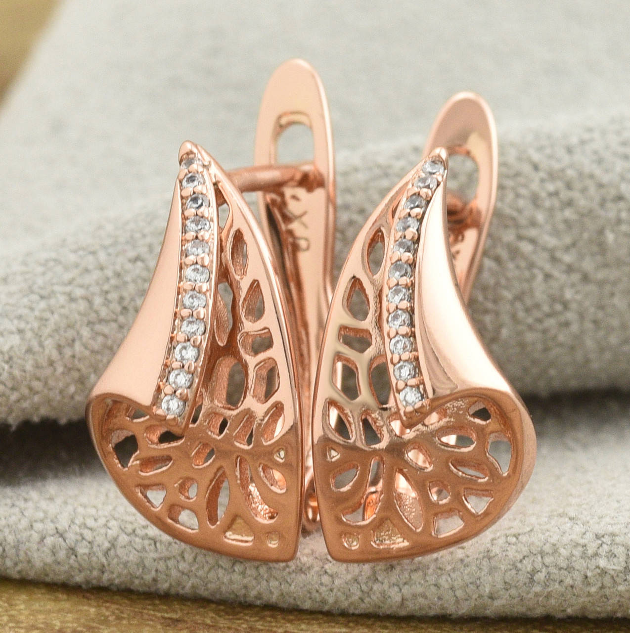 

Серьги Xuping 32880 размер 15х8 мм белые фианиты вес 2.1 г позолота РО