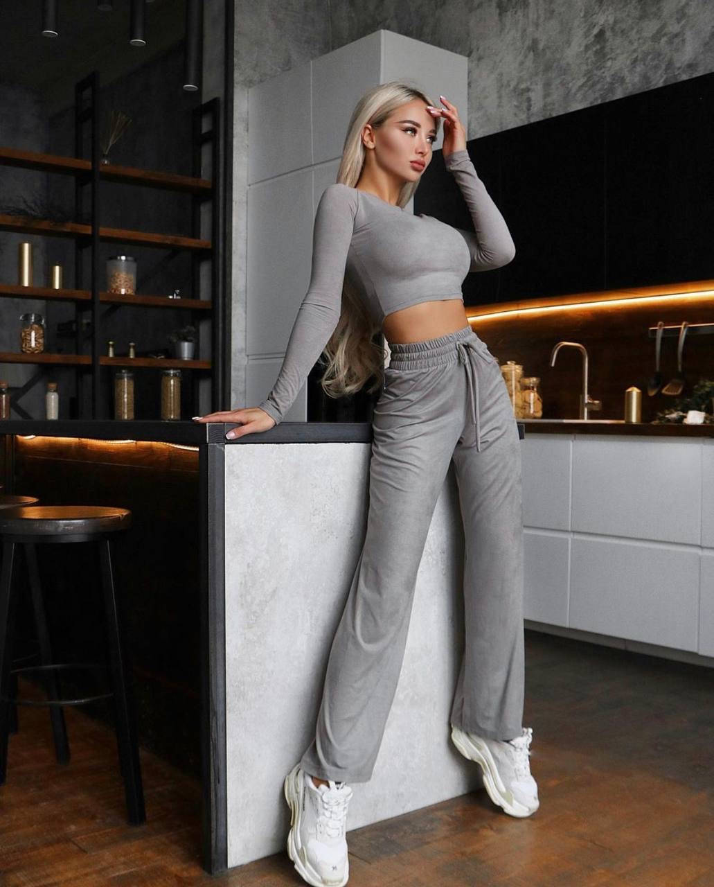 

Костюм женский из мягкого замша с топом и штанами