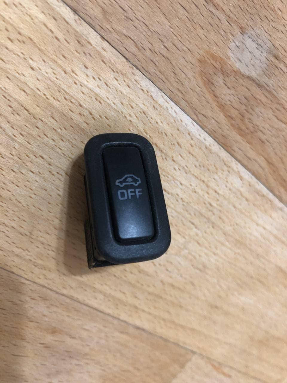 

Кнопка противоугонная 6q0 962 109B VAG VW Passat B6 B7 Skoda Audi запчасти б\у шрот