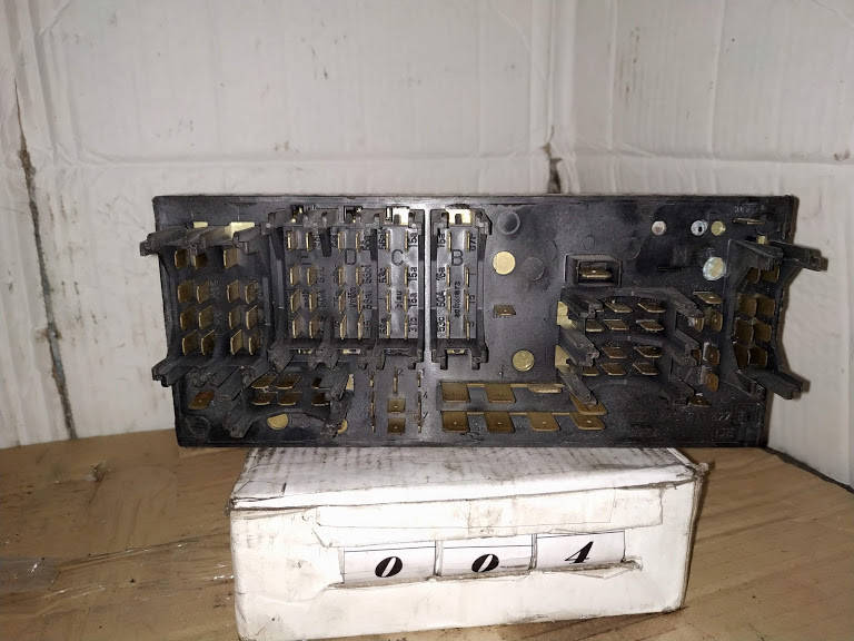

Б/у блок предохранителей 443941822b для Audi 100 1982-1990 код №4