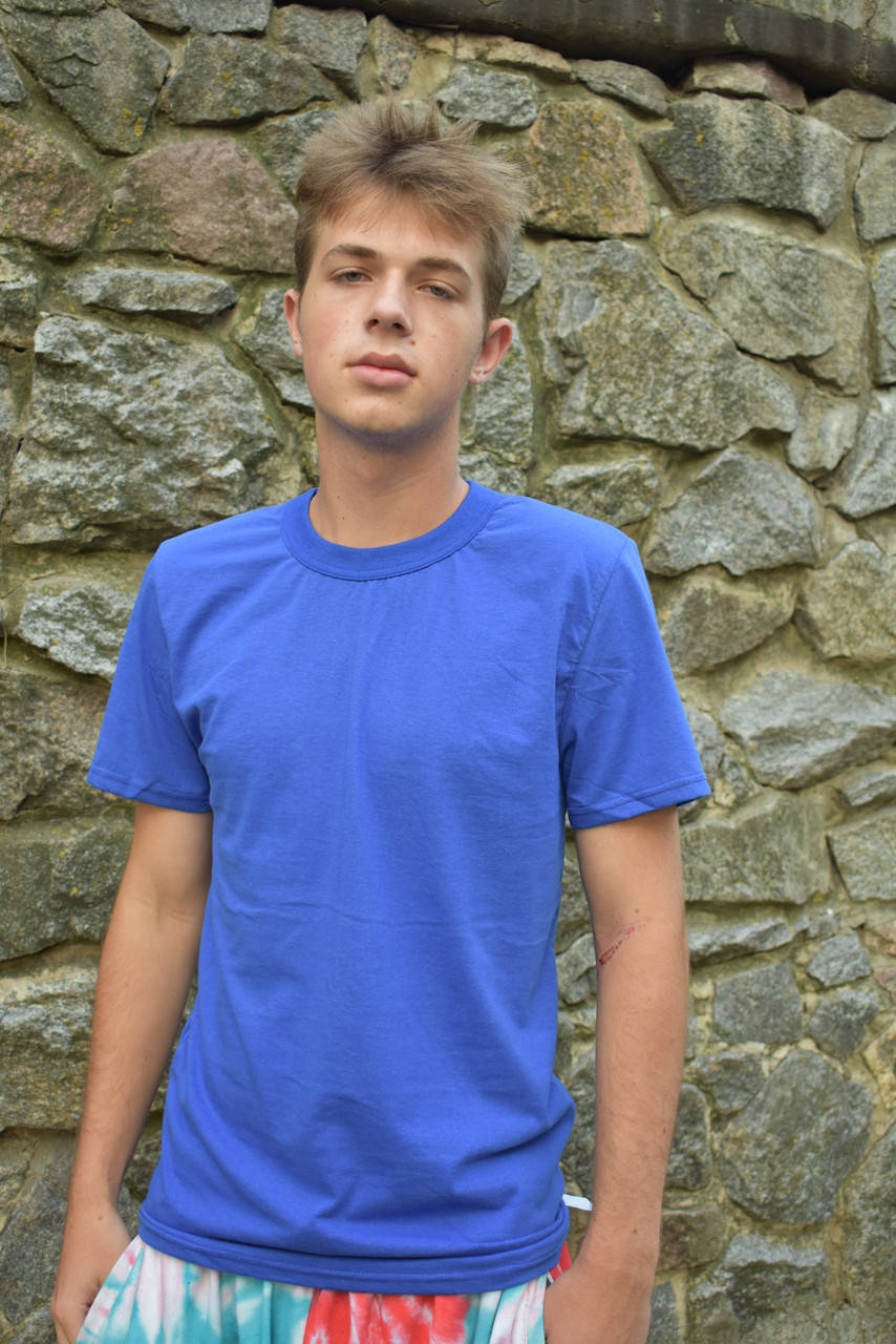 

Синяя футболка однотонная для мальчика
