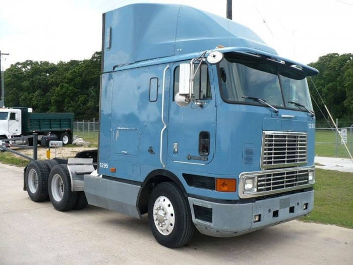 

Лобовое стекло International 9700, Интернациолал (из двух половинок)