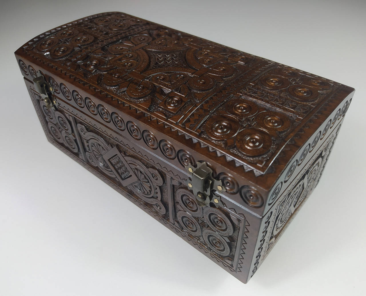 

Шкатулка из дерева резная ручной работы орех 24 см * 12.5 см, высота 12.8 см.