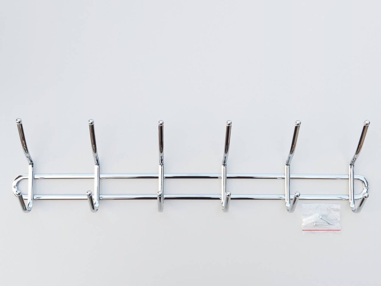 

Длина 56 см. Вешалка ВНК6 настенная металл в хромированном покрытии на 6 крючков