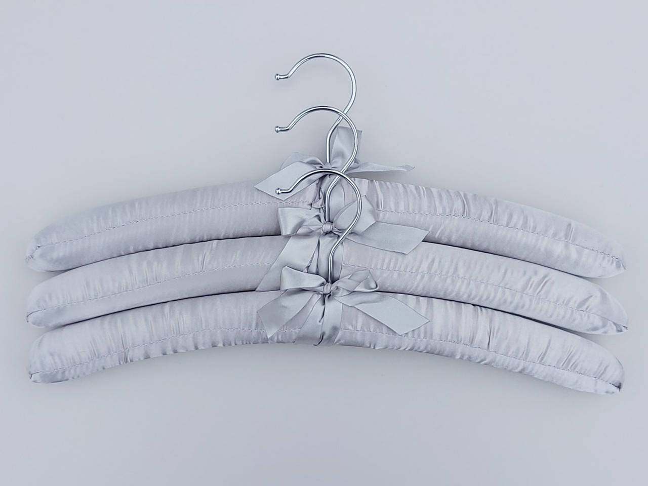 

Плечики длина 38 см, в упаковке 3 штуки вешалки тремпеля мягкие сатиновые для деликатных вещей серого цвета, Серый