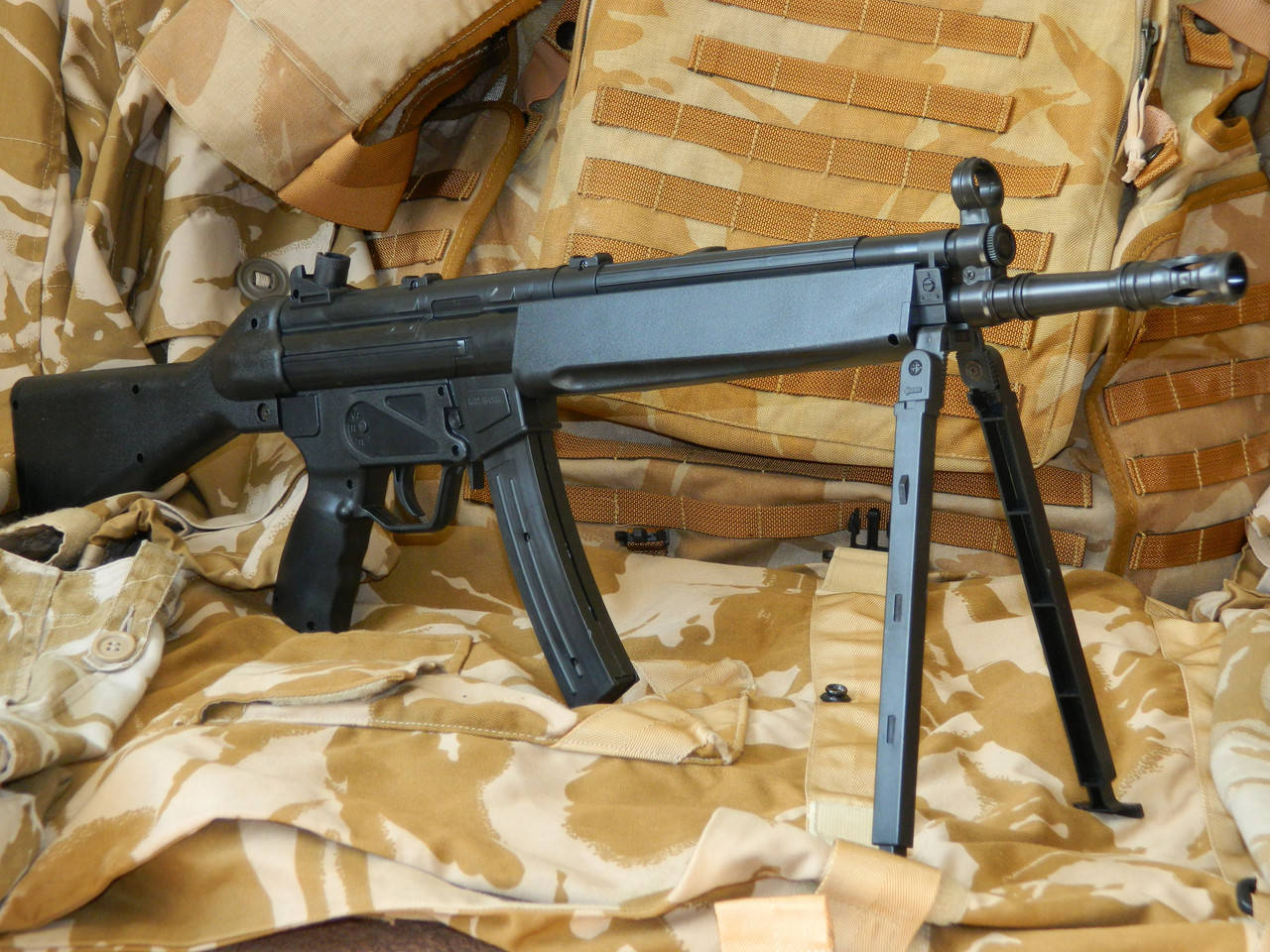 

Пистолет-Пулемет игрушечный HK MP5 на пластиковых шариках с сошками, Черный