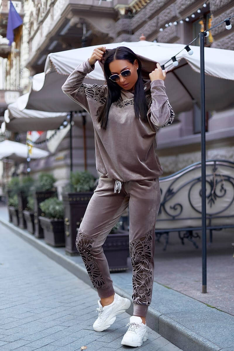 

Велюровый женский костюм на рукавах и штанах перфорация в больших размеров, Мокко