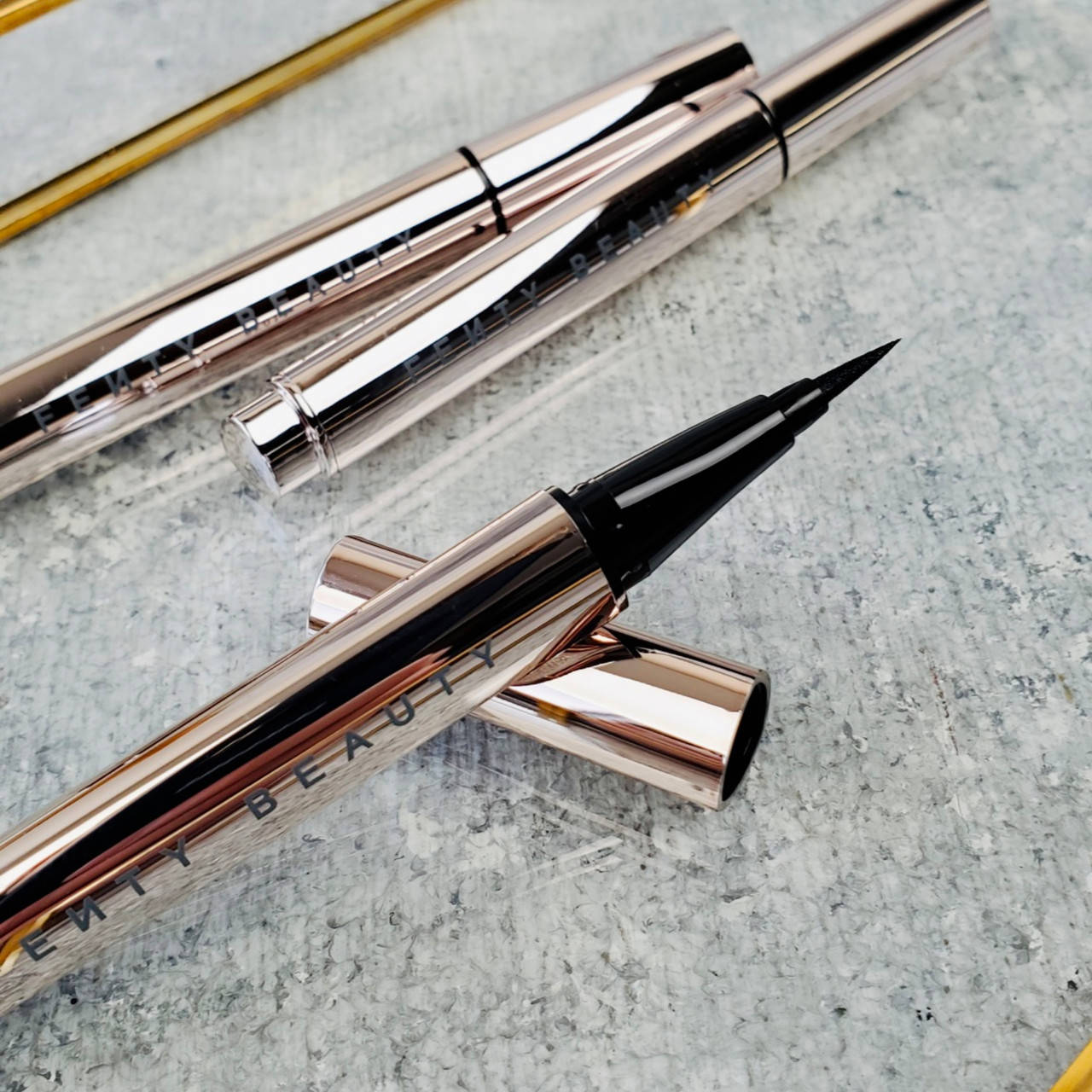 

Подводка для глаз Fenty Beauty Flyliner Longwear Liquid Eyeliner (Cuz I'm Black) 0.2 ml, Черный