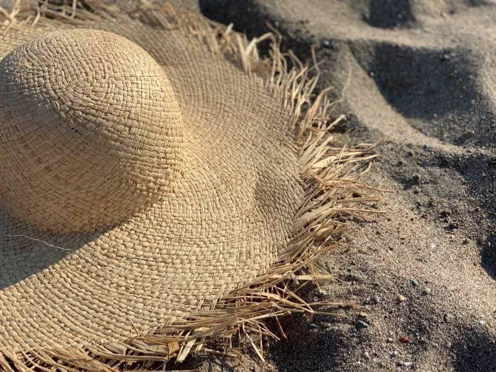 

Женская соломенная шляпка с рваными краями Беж