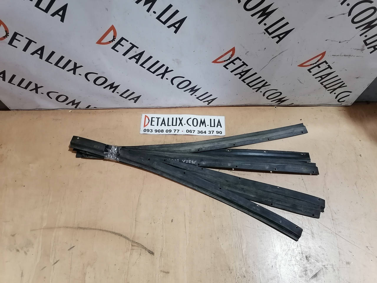 

Уплотнитель двери передней левой/ правой (внутренний, нижний) 7700313522 на Opel Vivaro, Renault Trafic,