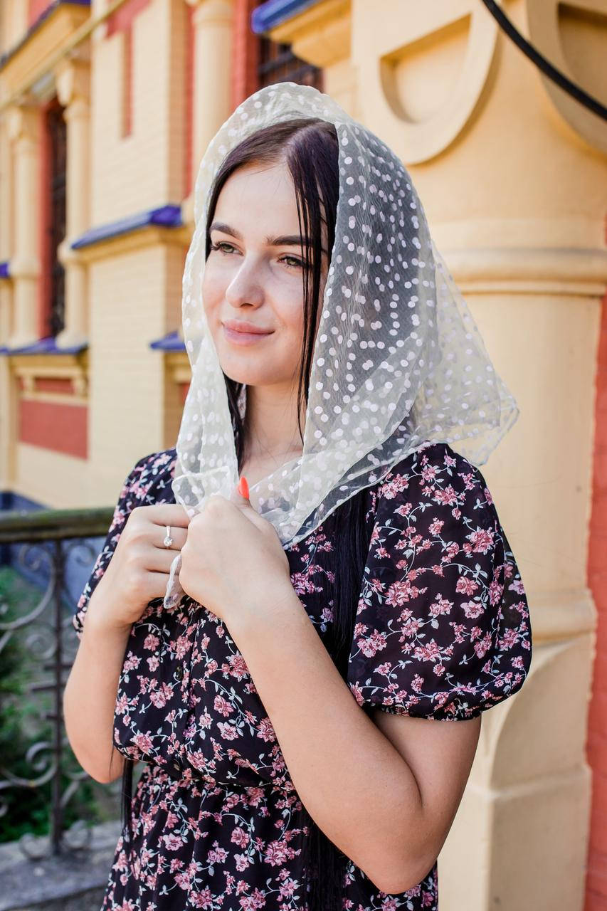 

Церковный женский молочный платок на голову легкий красивый газовый в белый горошек прозрачный