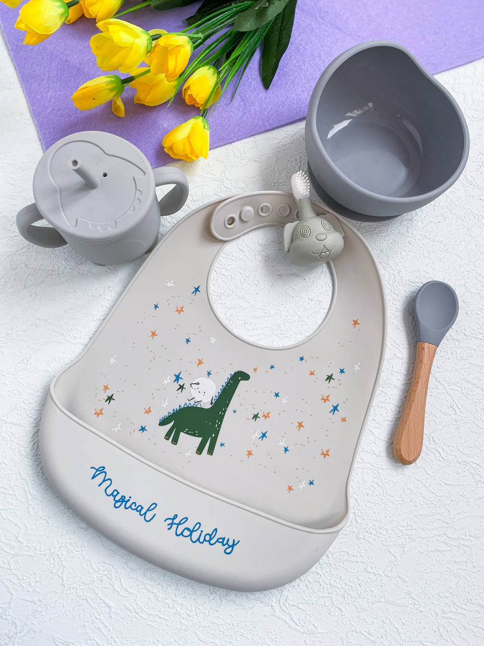 

Силиконовый детский набор посуды (слюнявчик, грызунок, глубокая тарелка и стаканчик непроливайка), Серый