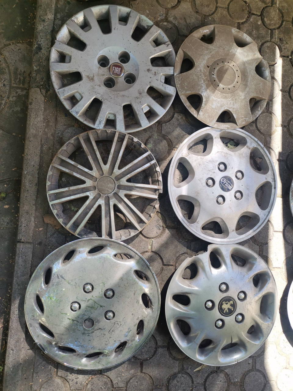 

Колпаки автомобильные БУ разные