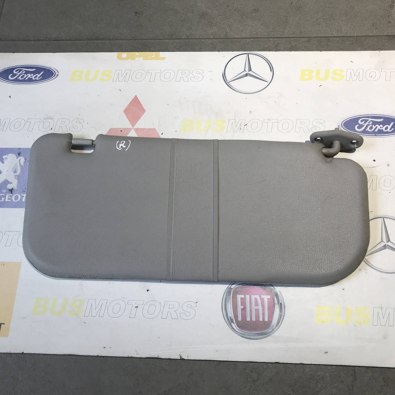 

Козырек солнцезащитный правый Mitsubishi L200 2006-2015