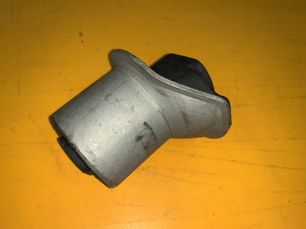 

Сайлентблок задней балки на Гольф 3 Венто Сеат Толедо Втулка Seat toledo VW golf vento FEBI 01172