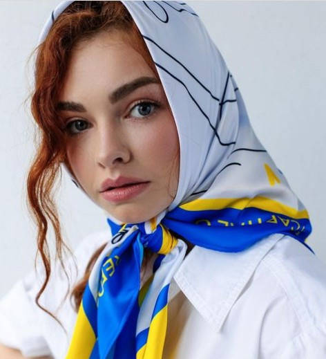 

Платок женский шелковый на голову с украинской символикой. Хустка на голову шовкова