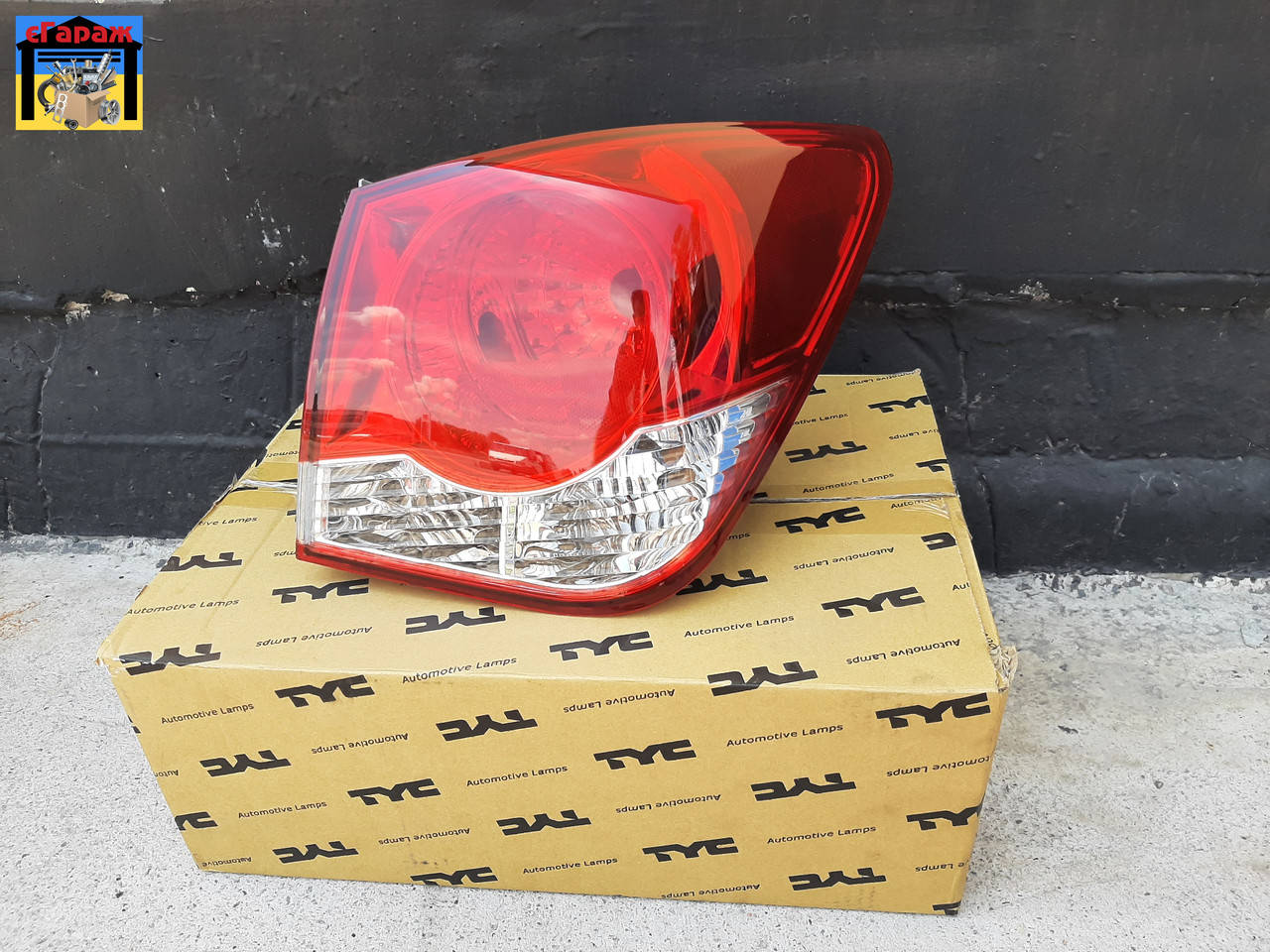 

Фонарь правый Chevrolet CRUZE седан (TYC)