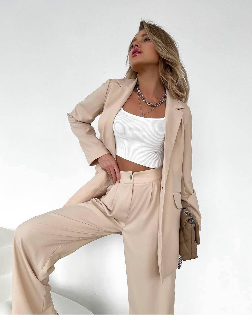 

Стильный деловой костюм с пиджаком женский. Цвет: Бежевый