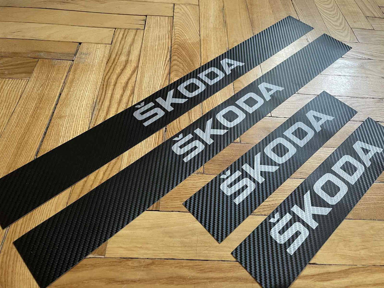 

Карбоновые наклейки на пороги Skoda Fabia