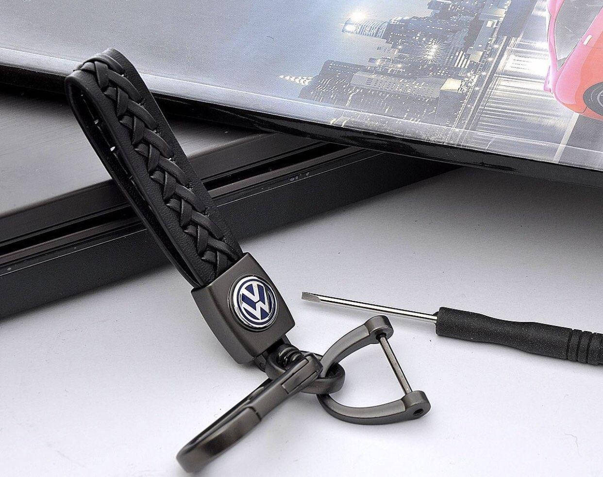 

Кожаный плетеный брелок VOLKSWAGEN для авто ключей с карабином