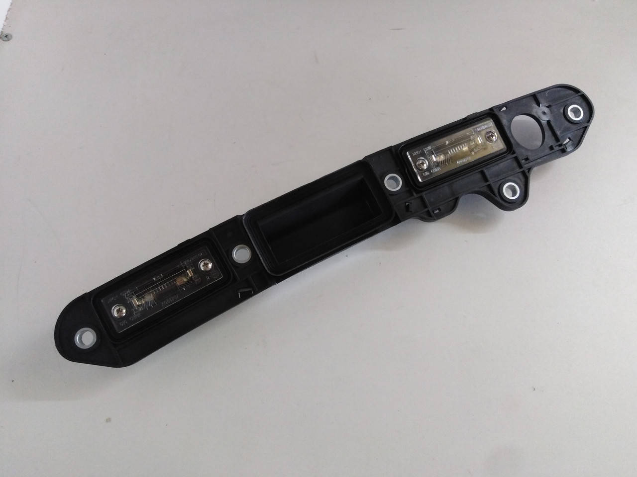 

Кнопка, ручка крышки багажника Volkswagen Touran, Тауран. 1T0827574L.