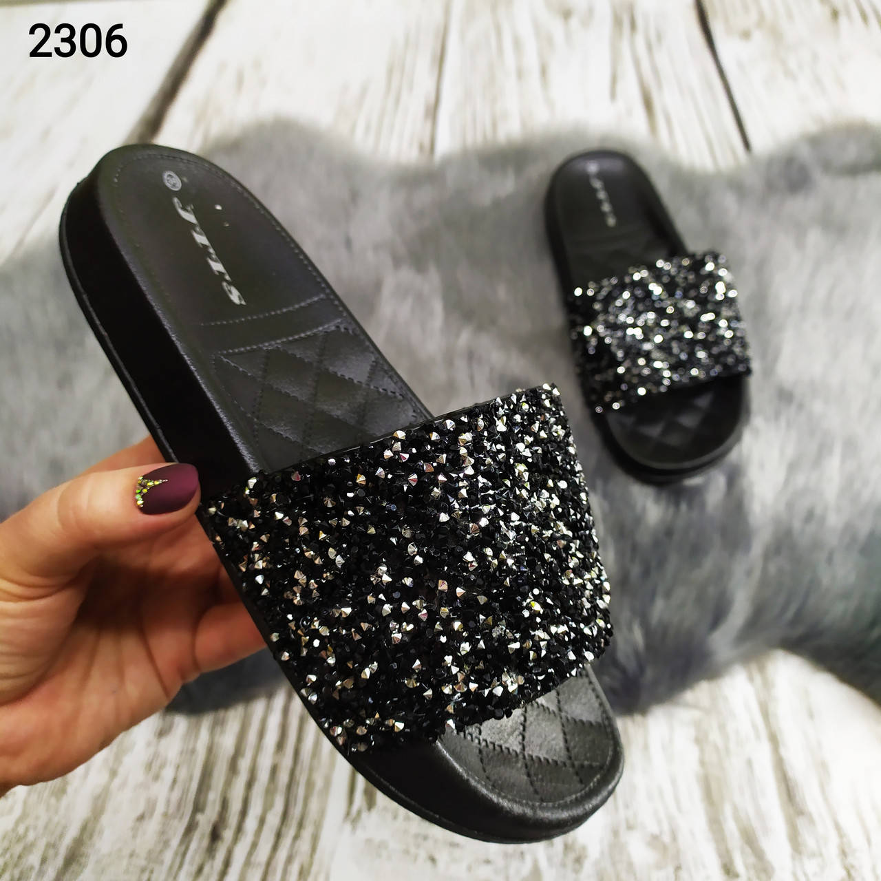 

Женские шлепки с камнями черные ITTIS